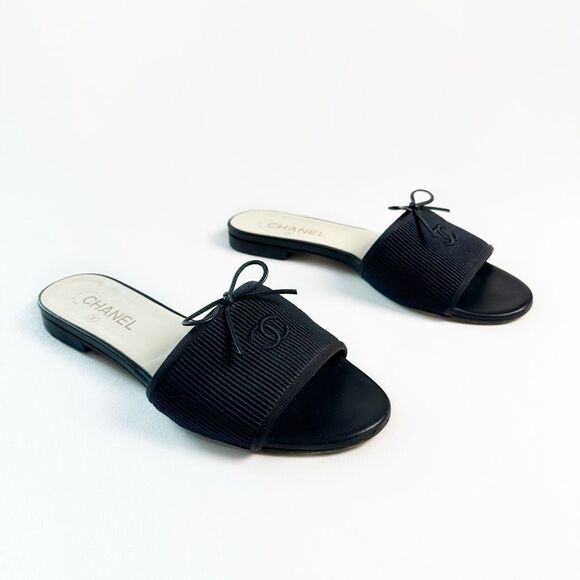 CHANEL Black Ribbed Embroidered CC Sandals Size 39.5 Mules Open Toe Slides Bow - Picture 1 of 12